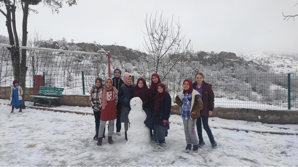 Öğrencilerimizin kar sevinci